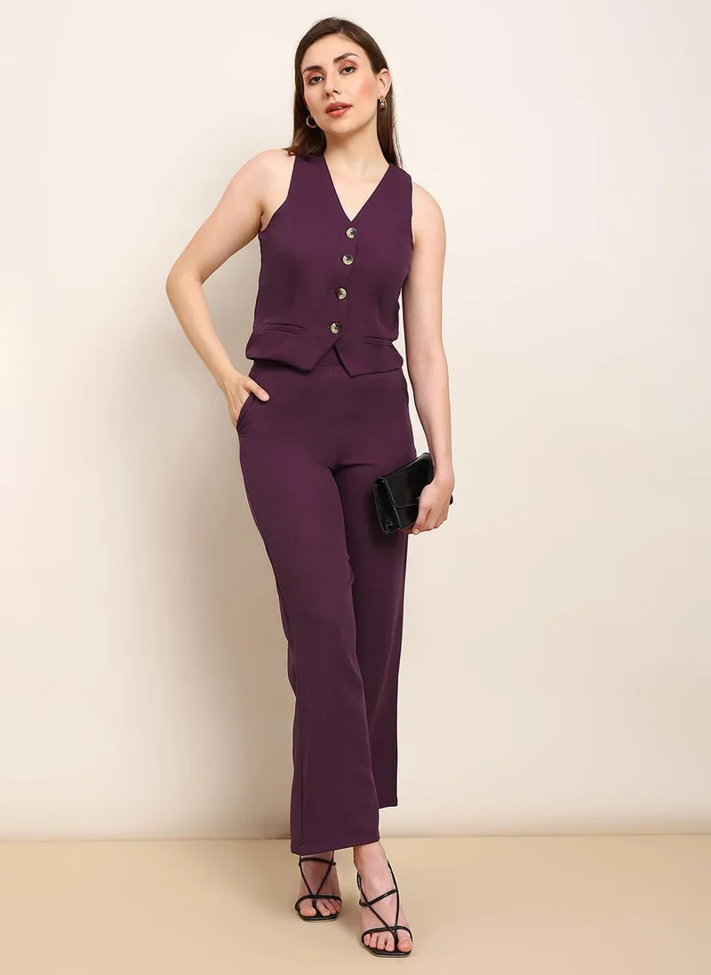 جلو باص طقم نسائي بلوزة وبنطلون بياقة على شكل حرف  وجيوب أمامية بلون عنابي